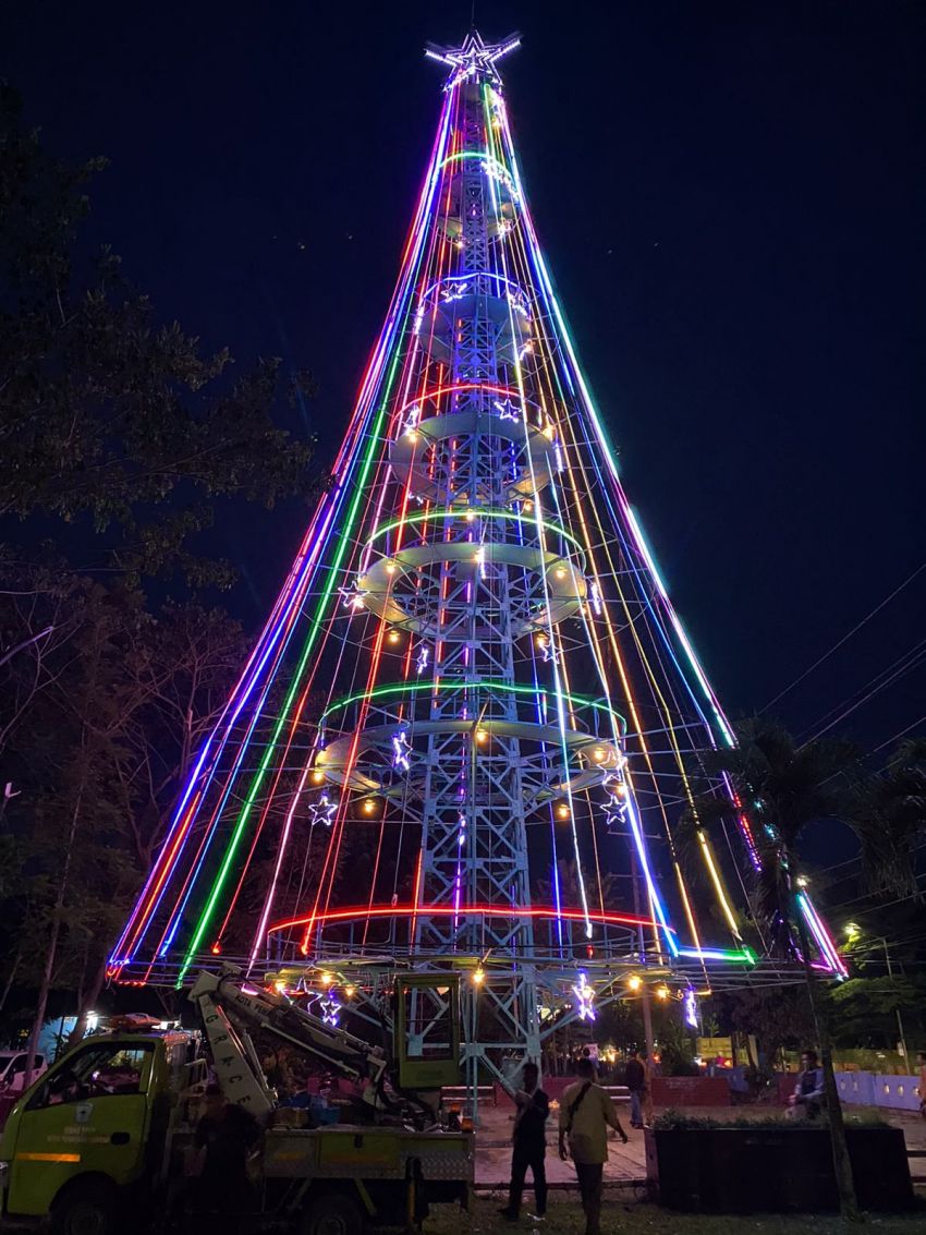 Pohon Natal Tertinggi Se-Asia Tenggara Hiasi Kota Pematang Siantar