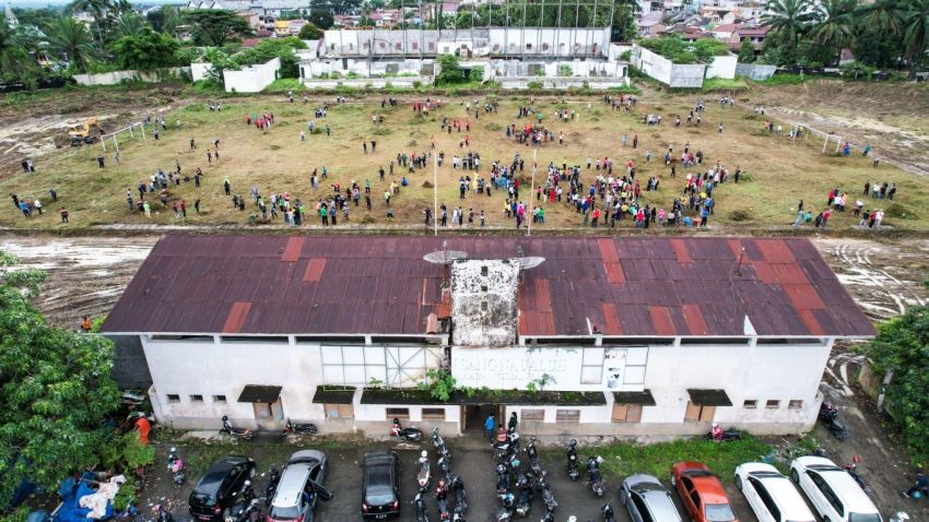 Pemko Siantar Bersama Forkopimda Bersihkan Stadion Sangnaualuh