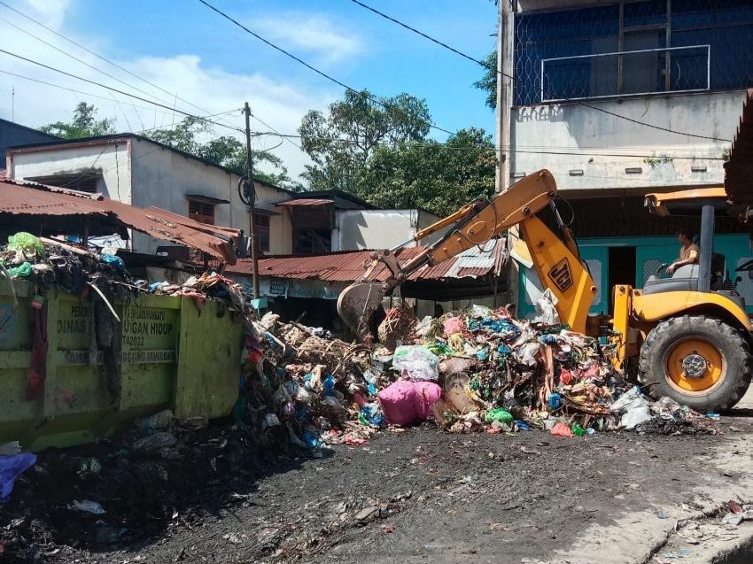 DLH Labuhanbatu Bersama PT Pangkatan Indonesia Bersihkan Sampah di Pasar Aek Nabara