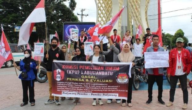 GMNI Labuhanbatu Demonstrasi di Kantor KPU Labuhanbatu