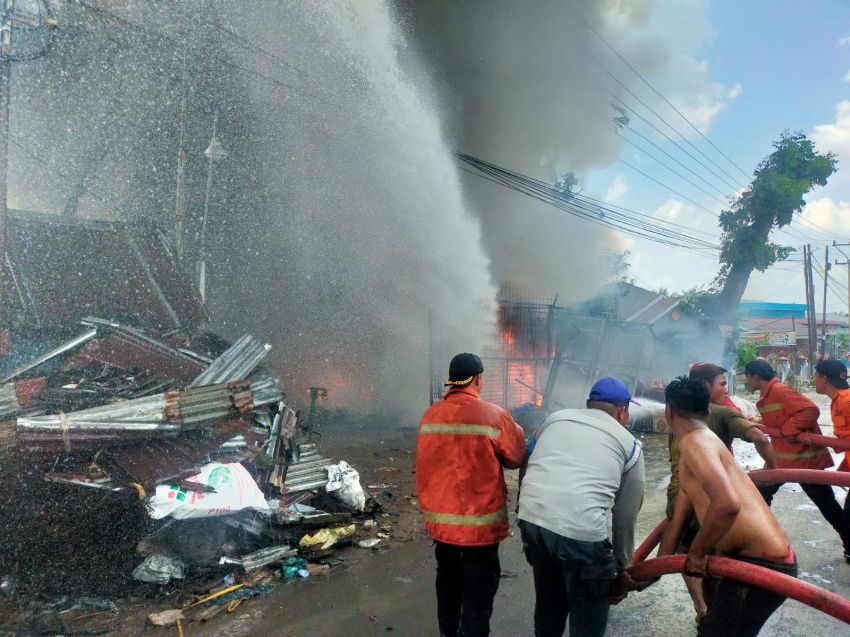 Ditinggal Makan Siang, Gudang Botot di Binjai Ludes Dilalap Si Jago Merah