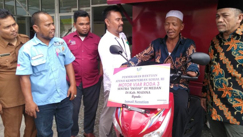 Dua Warga Penyandang Disabilitas di Madina Terima Bantuan Sepeda Motor Viar