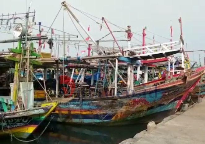 Dampak Cuaca Ektrim dan Gelombang Tinggi Ratusan Kapal di Dermaga Tanjungsari Pemalang Tidak Melaut.