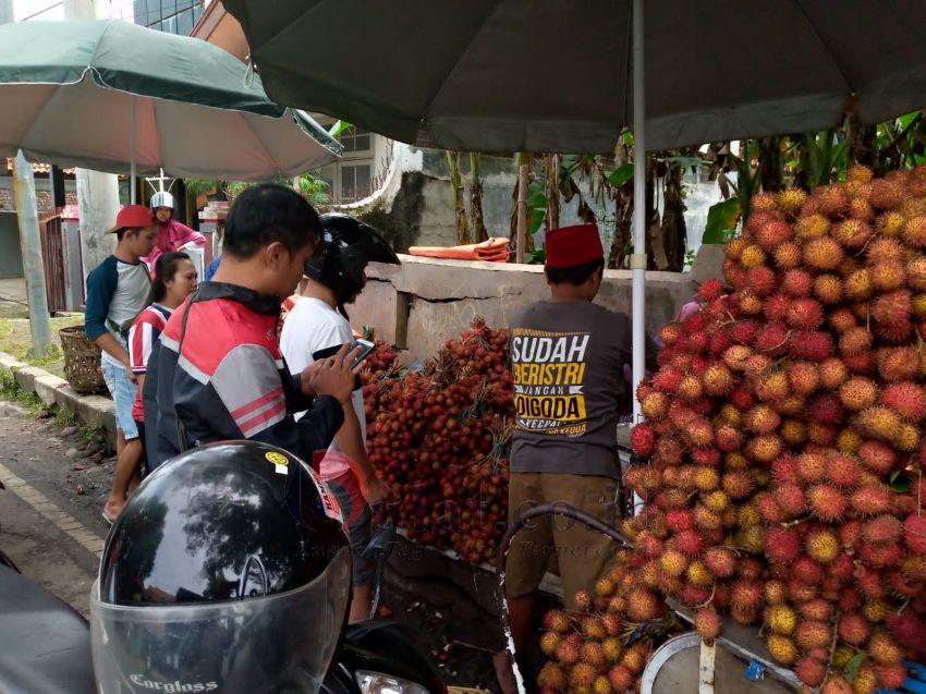 Fantastis Riswanto Penjual Buah Rambutan Di Pinggir Jalan Raup Omzet Puluhan Juta Dalam Sehari 