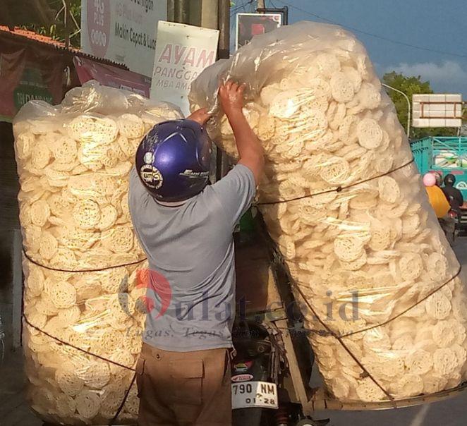 Penjual Kerupuk Bernama 'Gampang' Rezekinya Gampang Pula Diperoleh