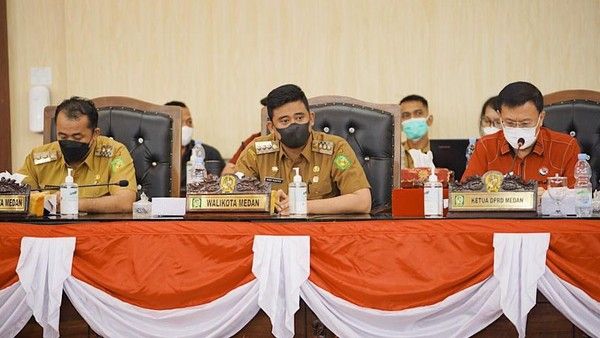 Kritik Proyek Lampu Jalan, Bobby Beberkan 'Aib' Hasyim