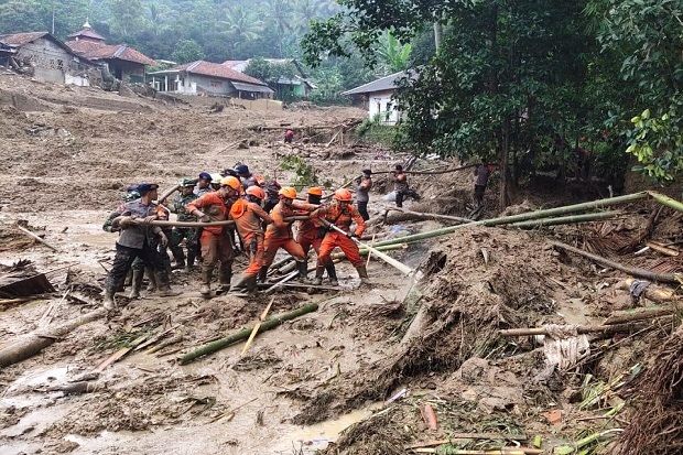 5 Rumah Tertimpa Longsor Di Bogor, 2 Tewas