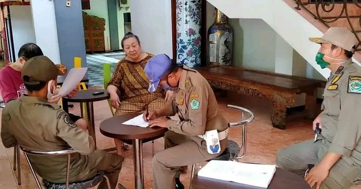 Satpol PP dan Damkar Pamekasan Lakukan Penertiban Reklame Tak Berizin