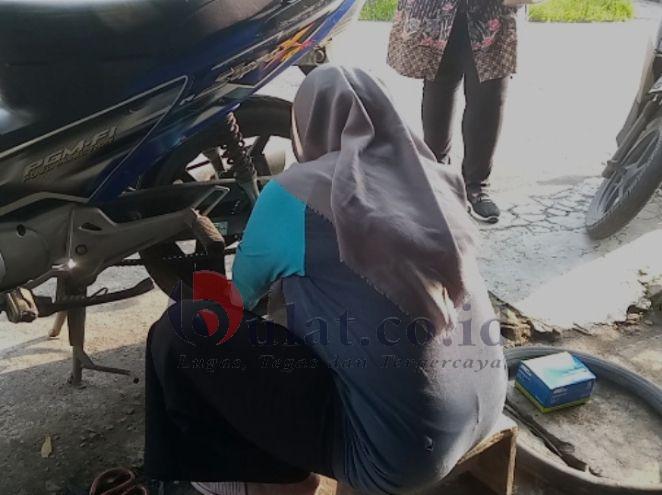 Si Tukang Tambal Ban yang Gunakan Hijab