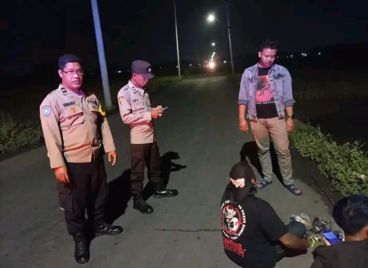 Nongkrong di Pinggir Jalan, Personel Polsek Sragi Sambangi Para Pemuda