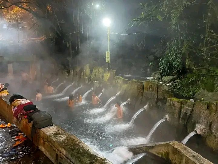 Berendam Malam Hari di Pancuran 13 Guci, Hilangkan Berbagai Macam Penyakit