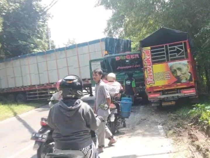 Truk Tronton Over Kapasitas Melintang Di Tengah Jalan Sebabkan