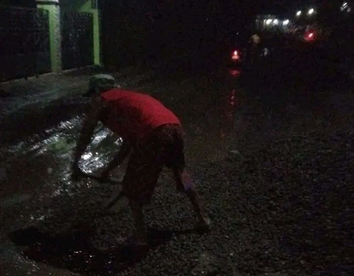 Seorang Warga Viral Memperbaiki Jalan Rusak di Pemalang