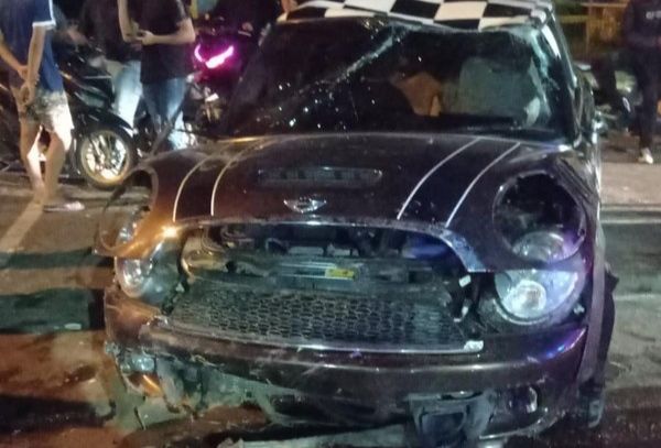 Hilang Kendali, Mini Cooper Terbalik Usai Tabrak Pembatas Jalan di Medan