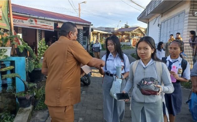 Kades Gongsol Bagikan Permen ke Anak Sekolah