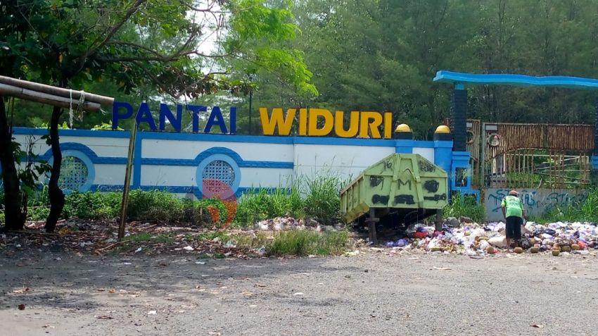 Tumpukkan Sampah di Obyek Wisata Pantai Widuri Pemalang Timbulkan Bau Tak Sedap