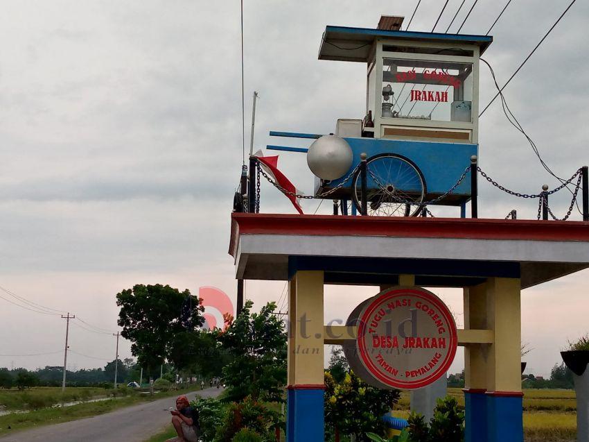 Unik dan Langka Gerobak Nasi Goreng Menjadi Gapura Pintu Masuk Desa