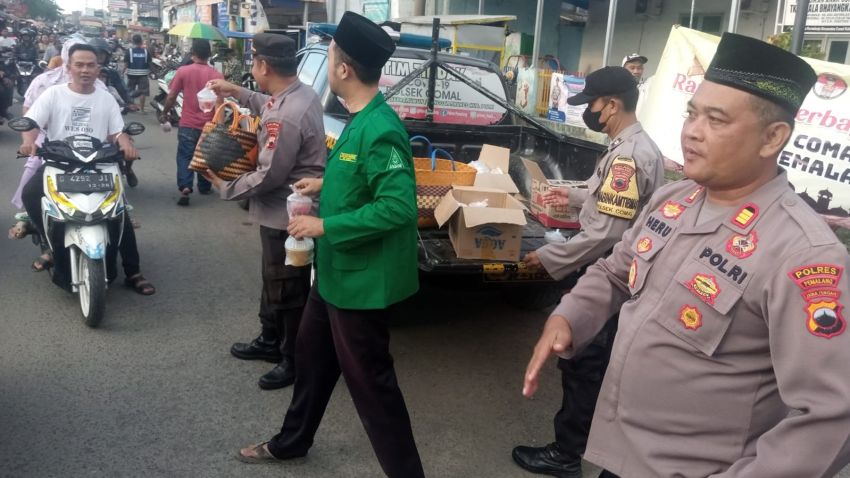 Tak Mau Menunda Waktu, Polsek Comal Gerak Cepat Bersama Ormas Bagikan Takjil Untuk Masyarakat