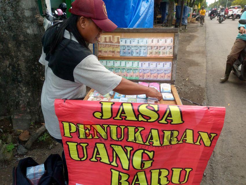 Jasa Penukaran Uang Baru Mulai Terlihat di Jalanan Kota Pemalang