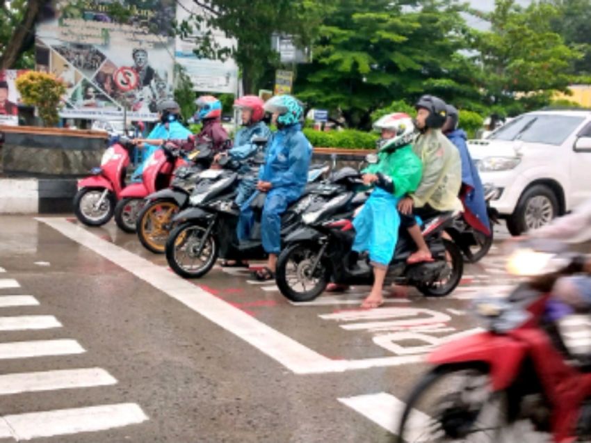 Tetap Berhenti di Lampu Merah Walaupun Hujan Melanda