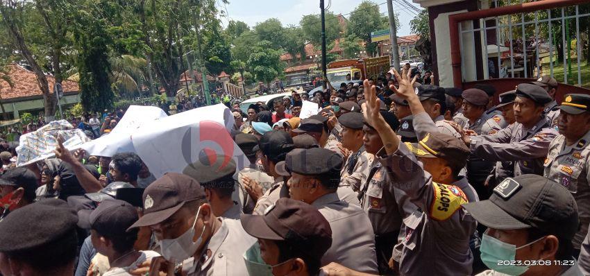 Unjuk Rasa di Depan Kantor LPSE Pamekasan Sempat Bentrok