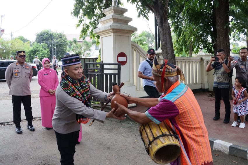 Tradisi Tuak Curu dan Manuk Kapu Warnai Penyambutan Kapolres Mabar Baru