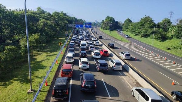 Macet, Kendaraan Menuju Puncak Bogor Antre Sampai Tol Jagorawi