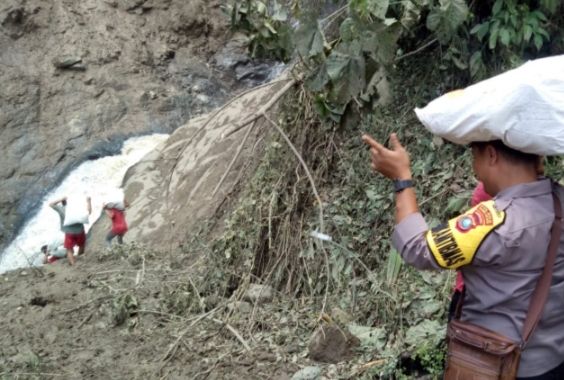 Dua Hari Dilanda Hujan, Jembatan Kayu di Desa Sunge Sigiringgiring Hanyut