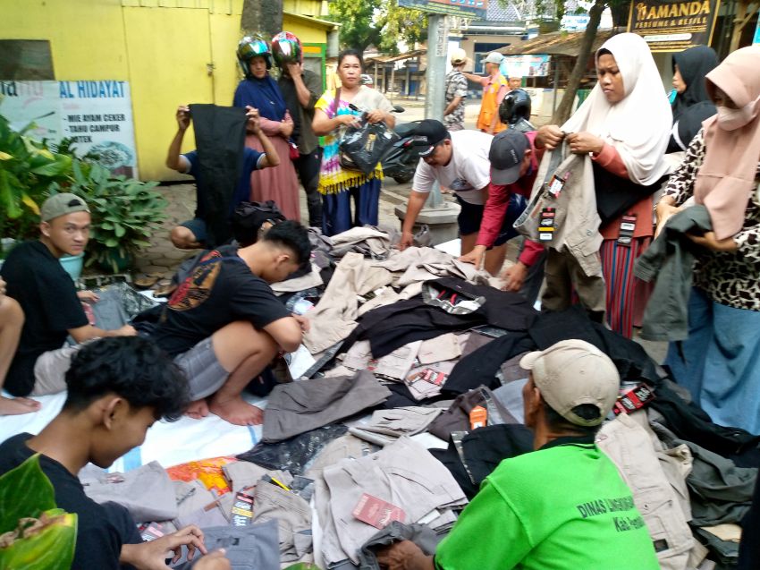 Pedagang Celana Dijalanan Kota Pemalang di 'Keroyok Massa'