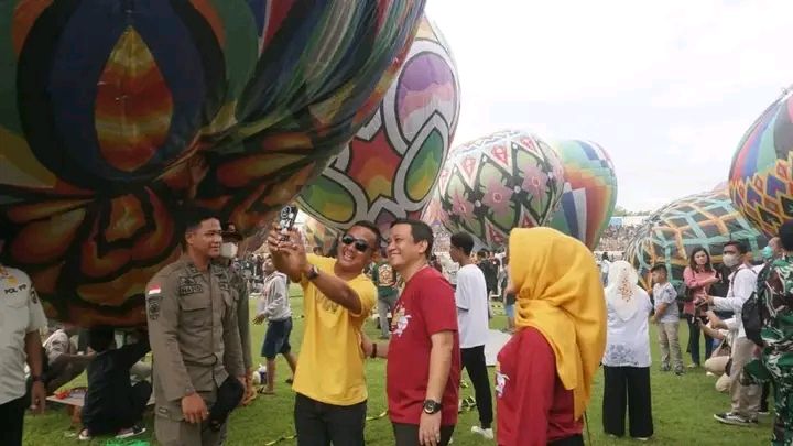 Ribuan Orang Ramaikan Festival Balon Udara di Pekalongan