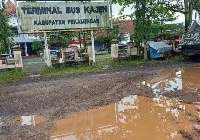 Kondisi Jalan Masuk Terminal Kajen Pekalongan Memprihatinkan