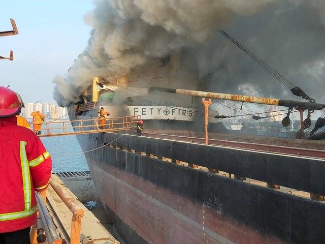 Kapal Kargo Milik PT Anugerah Makmur Sejahtera Berisi 7 Ton BBM Terbakar di Surabaya