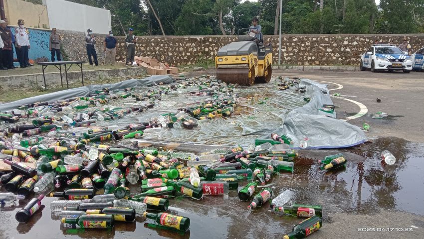 Polres Pamekasan Musnahkan Ribuan Botol Miras Oplosan