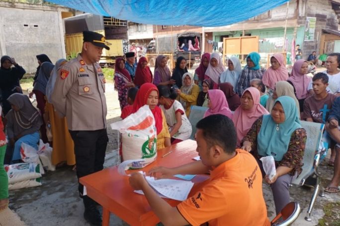 Kapolsek SDH Pantau Penyaluran Bantuan Beras ke Warga
