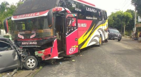 Lakalantas di Pintu Padang TapseI Akibatkan Supir Mini Bus Luka Berat