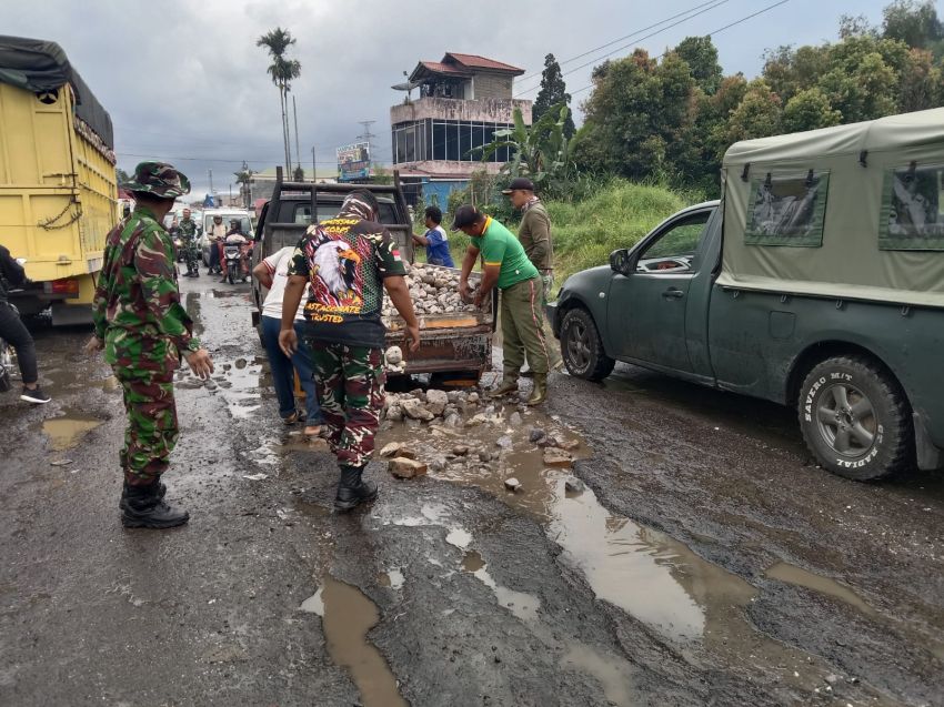 Di Kabupaten Karo, TNI - Polri Lebih Peka Terkait Penutupan Lubang Jalan Nasional