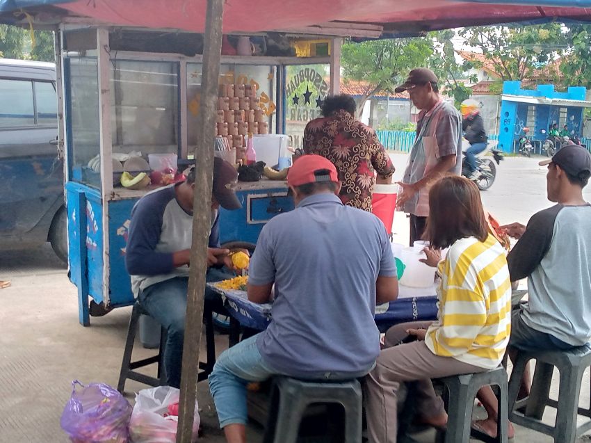 Pedagang Es Buah Raup Omzet Jutaan Rupiah Dalam Sehari