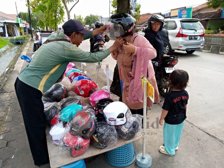 Penjual Helm di Jalan Gatot Subroto Pemalang Laris Manis