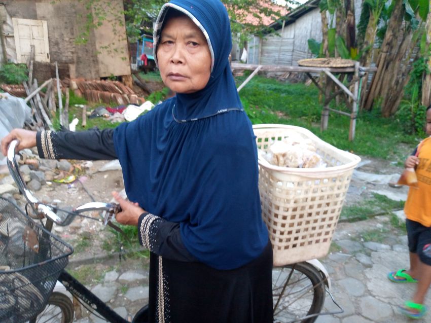 Penjual Kue Rengginang Keliling Raup Omzet Jutaan Rupiah di Pertengahan Ramadan