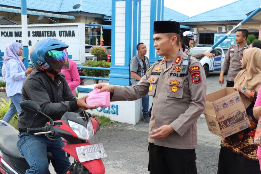 Bulan Suci Ramadhan, Kapolres Asahan Bersama Ketua Bhayangkari dan Sat Lantas Bagi-bagi Takjil