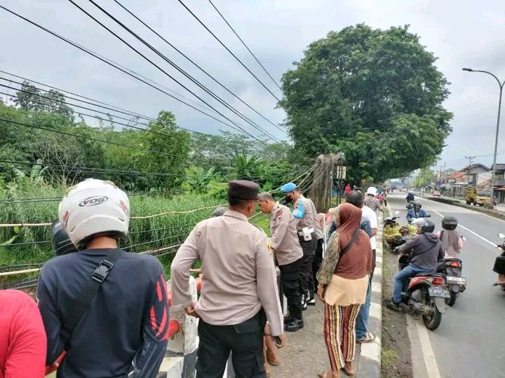 Seorang Pria Nekat Menceburkan Diri ke Sungai Sambong