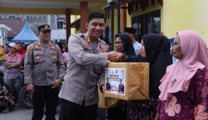 Polres Tapsel Salurkan Paket Sembako Pada Giat Bakti Sosial Presisi