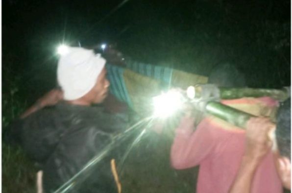 Akibat Jalan Rusak, Warga Gotong Jenazah Sejauh 4 Kilometer