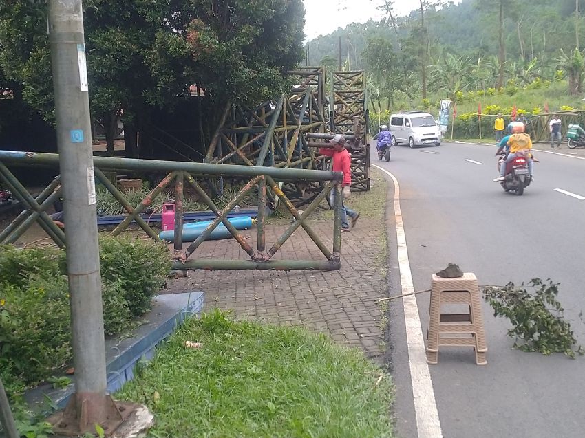 Tanpa Pemberitahuan, Gapura Pintu Masuk Kabupaten Pemalang-Purbalingga Dibongkar