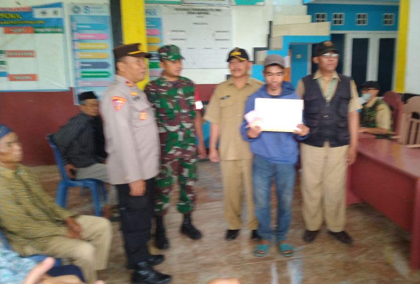 Jelang Lebaran Puluhan Warga Desa Gapura Ketiban Rezeki