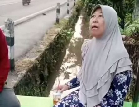 Seorang Pemudik Tertinggal Keluarganya Saat Sedang Laksanakan Sholat
