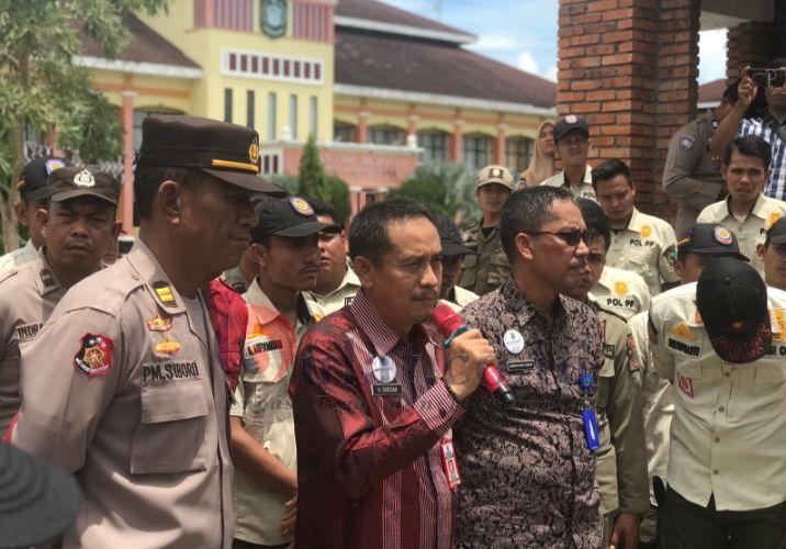 Wakapolsek Padang Bolak Pimpin Pengamanan Demo di Kantor Bupati