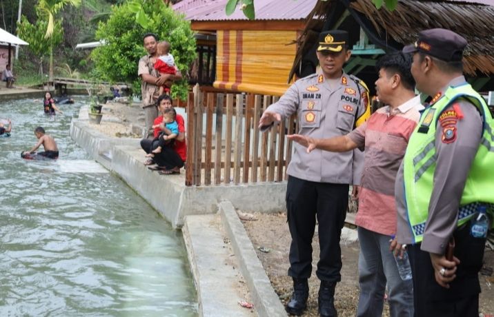 Untuk Antisipasi Kutipan Liar, Personel Polres Tapsel Siaga di Titik Rawan Wisata Aek Sijorni