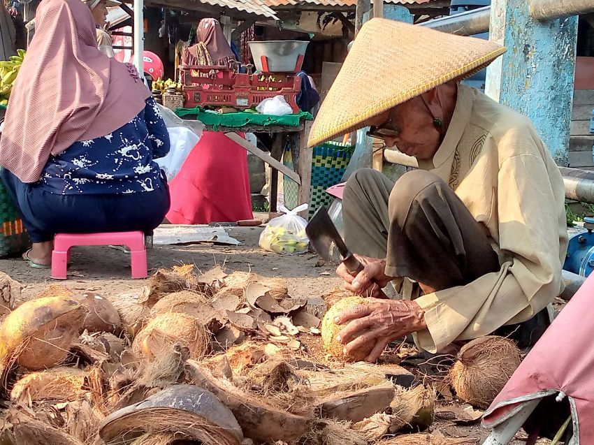 Sosok Mbah Tarhim, Usia Renta dengan Semangat Kerja Muda