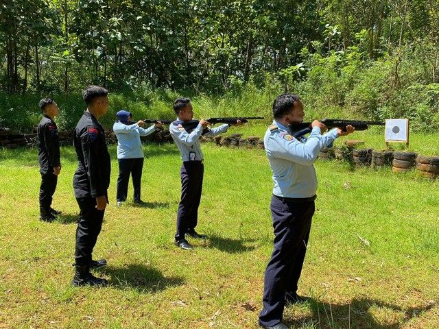 Jalin Sinergitas, Lapsustik Pamekasan dan Brimob Polda Jatim Latihan Menembak